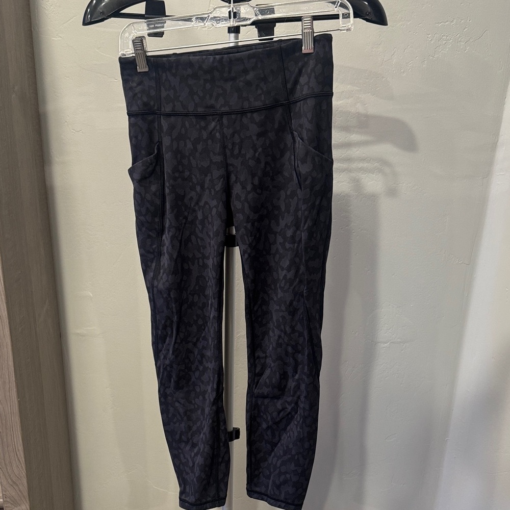 Lululemon Black Patterned Leggings - Size 6 GUC